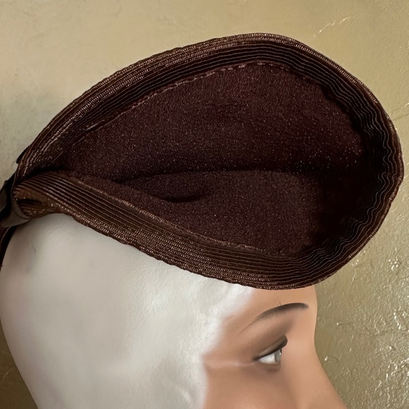UNIQUE 1930s\' BROWN STRAW & FABRIC TOQUE WITH GROSGRAIN BOWS main image 9